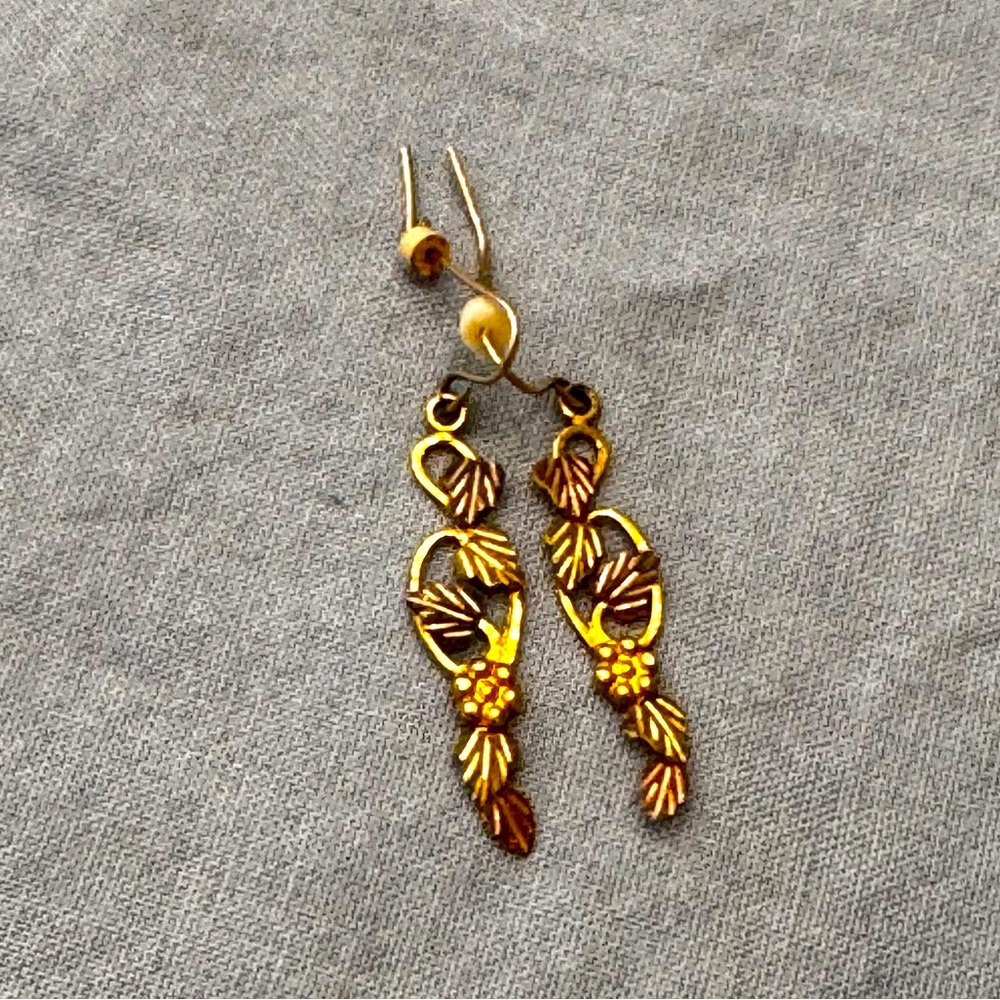 Black Hills Gold drop earrings traditional grapes w/ leaves pink & green design